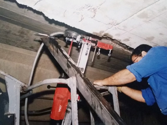 Taladro sobre muro paso canalizaciones AA